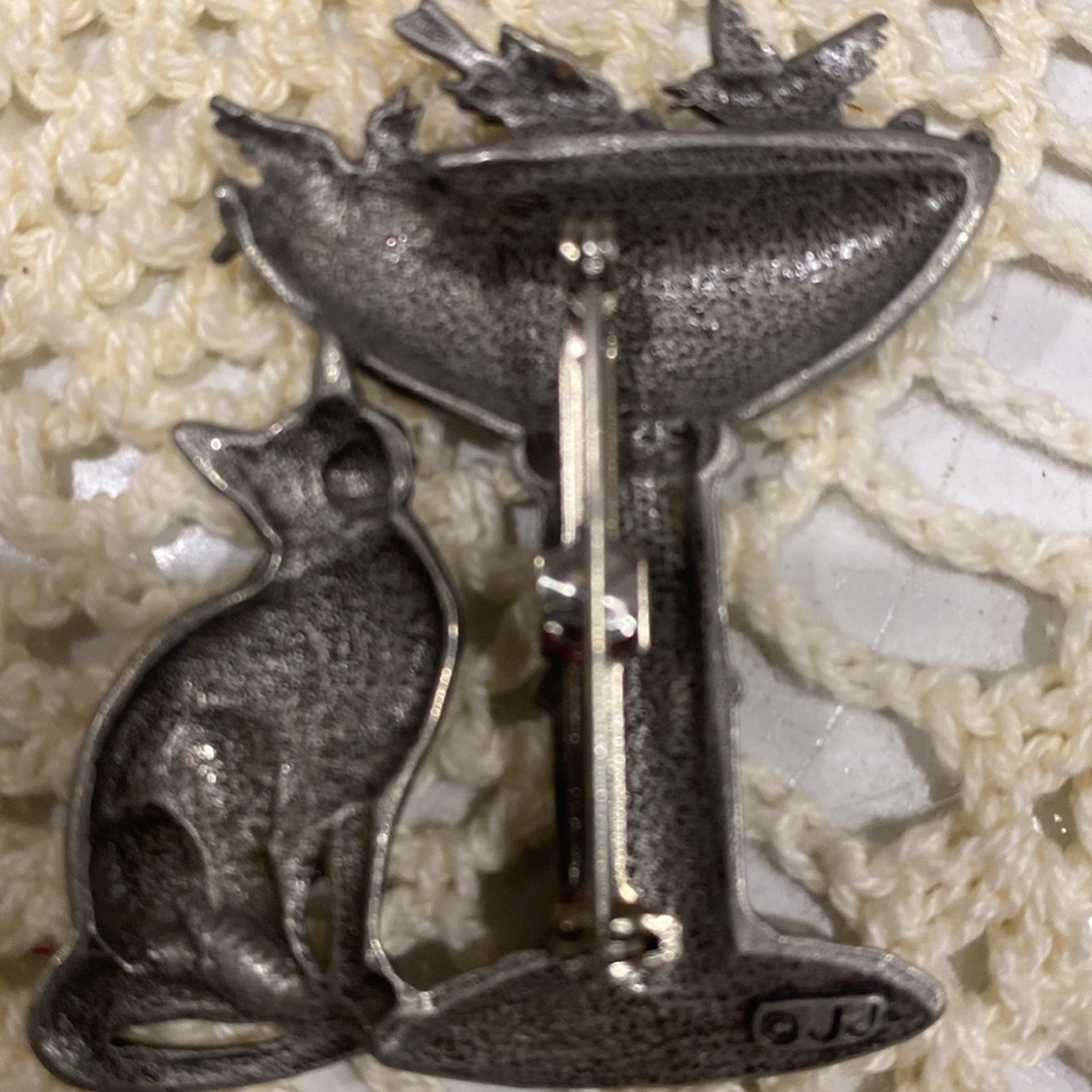 Artifacts JJ Jonette Jewelry Pewter Cat Watching Bird Bath Pin Vintage 1986 - Picture 3 of 4